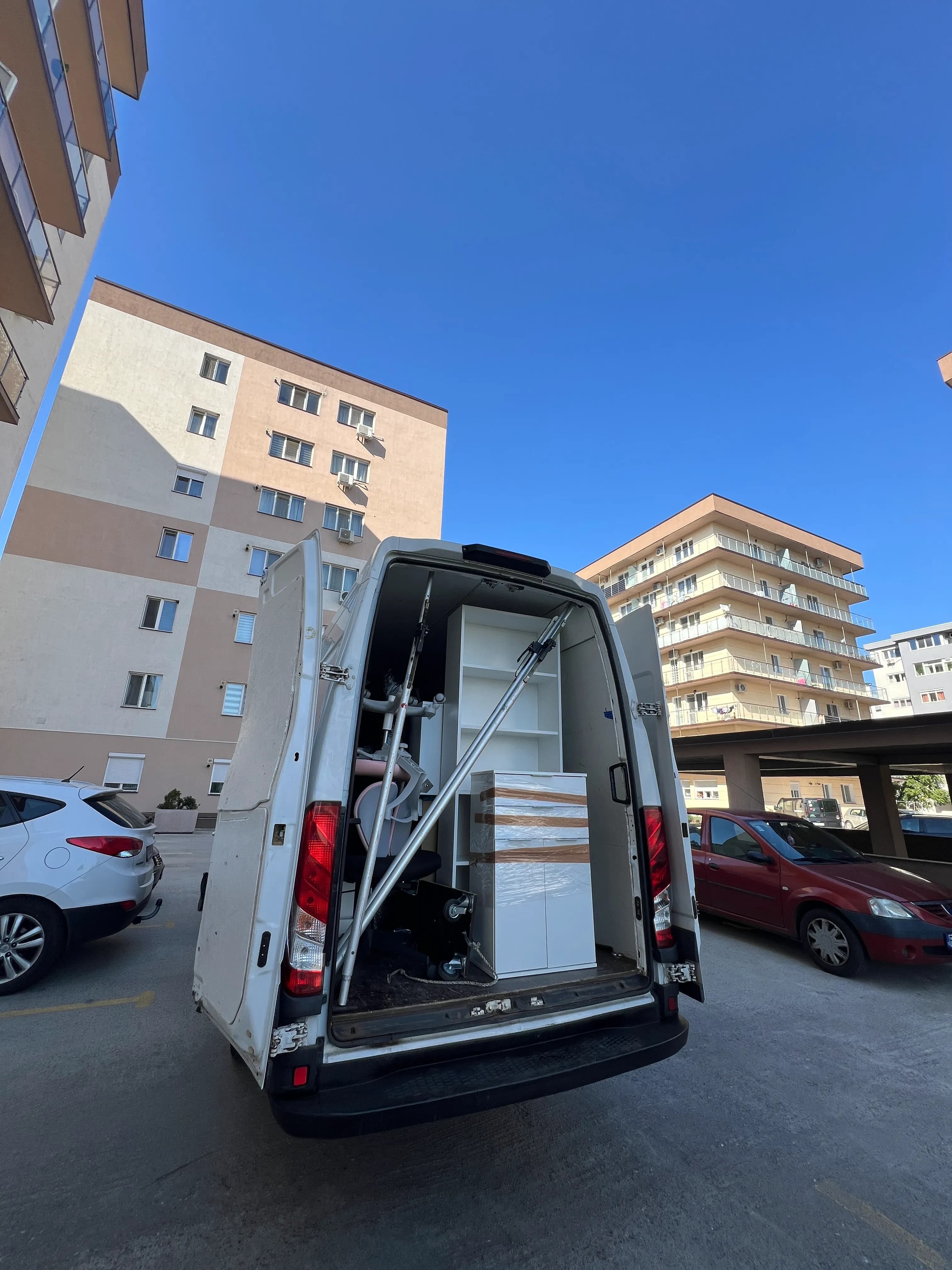Manipulare canapea voluminoasă Manipulare canapea voluminoasă